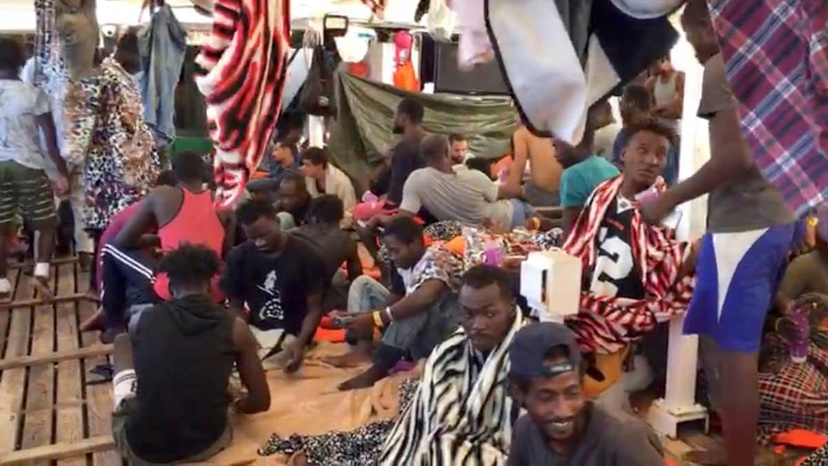 España se ha ofrecido a acoger a una parte de los 147 migrantes y refugiados a bordo del buque humanitario de la ONG Proactiva Open Arms.