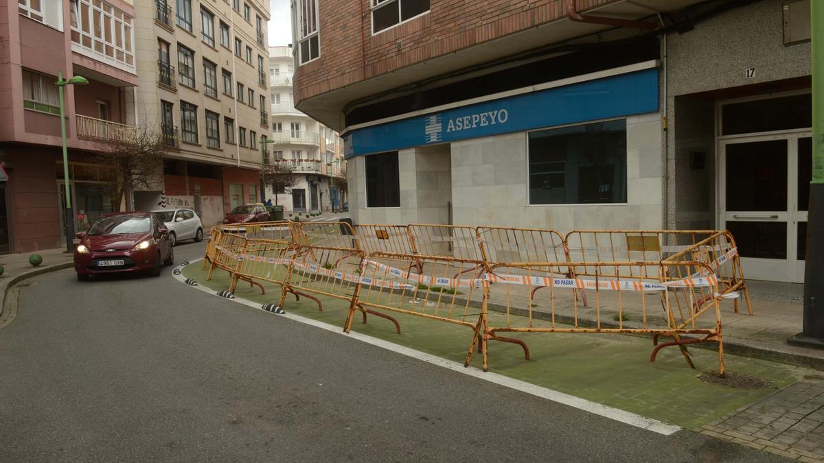 Las vallas ocupan la acera y la ciclovía en calles como Fariña Ferreño, pero hay muchas más.