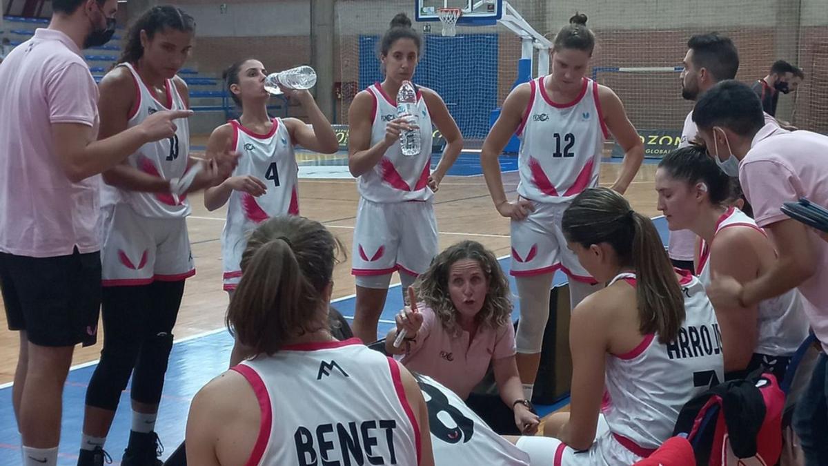 Maribel Piñar, dirigiendo a las jugadoras del RACA Granada en un partido reciente.