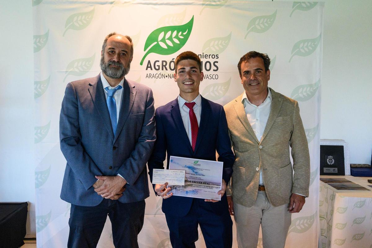 Diego Escuer, ganador del Premio Manuel Álvarez Peña al Mejor Expediente Académico de la EPS de Huesca, recibió el galardón de manos del delegado en Huesca Ramiro Sarvisé y el director de la EPS de Huesca Hugo Malón.
