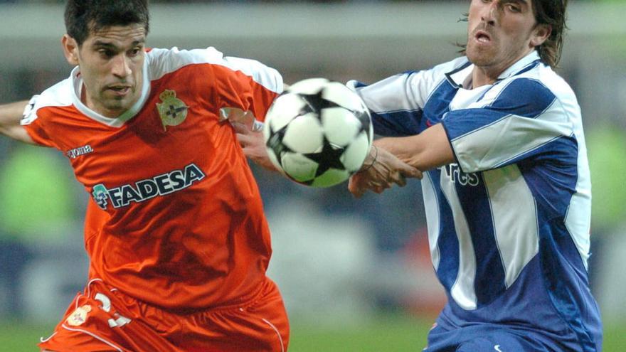 Valerón pelea con Mendes en el partido de ida de las semifinales de Champions de la temporada 2003-04, la última visita del Deportivo al Dragão