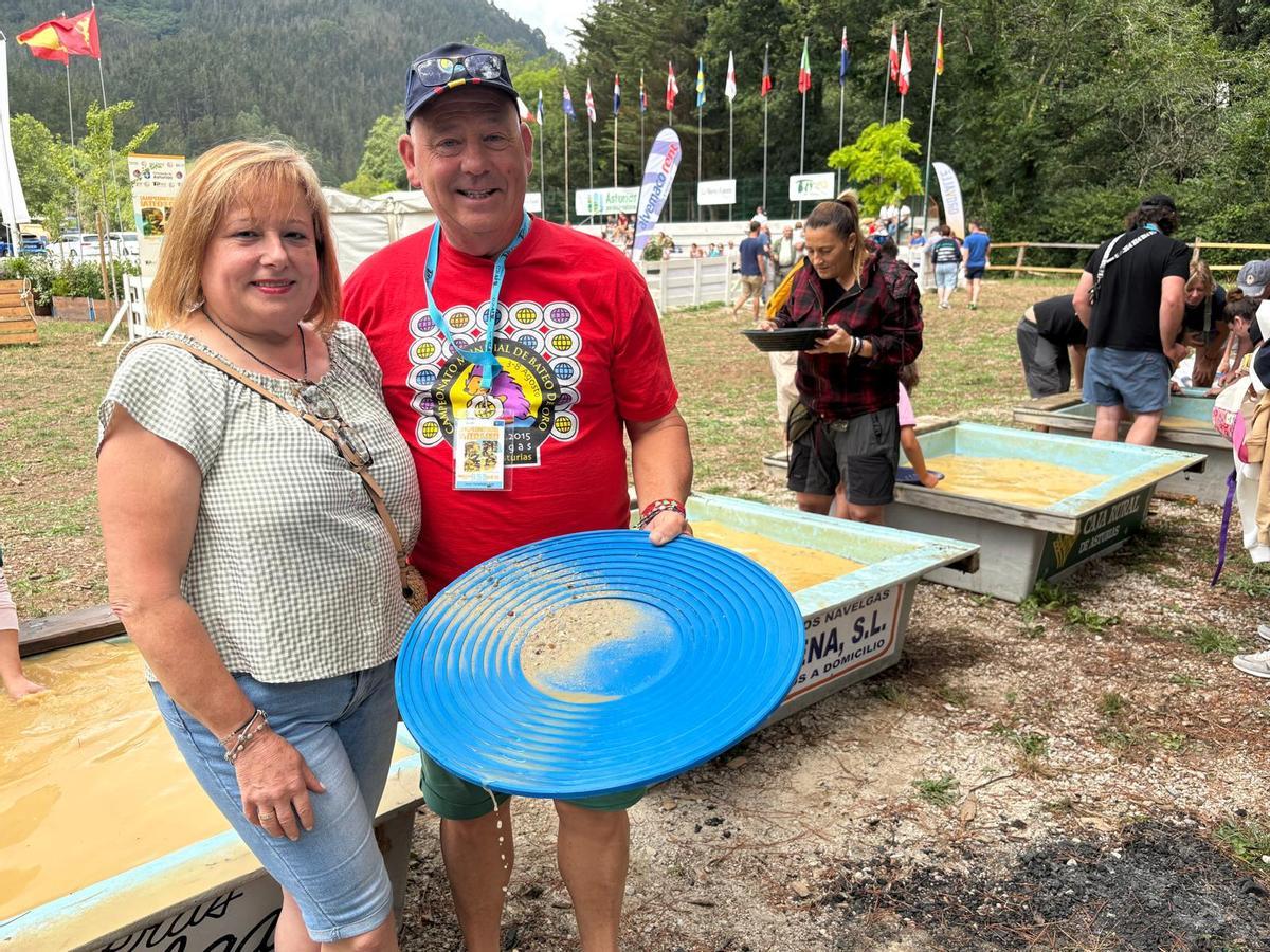 Margarita López y Jesús Fernández con su batea.