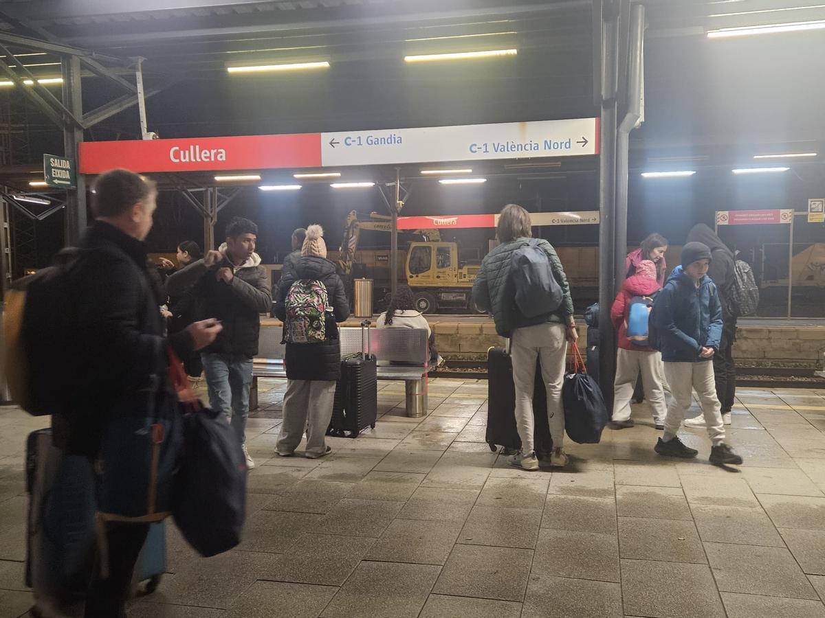 Algunos usuarios en la estación de Cullera.