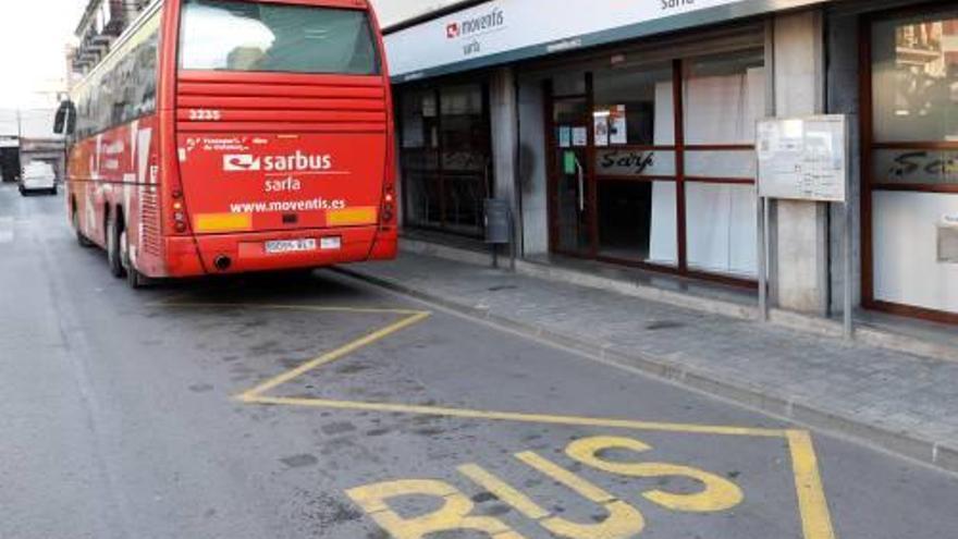 Imatge d&#039;ahir d&#039;un autocar estacionat a l&#039;estació de Palamós, a la plaça de Catalunya.