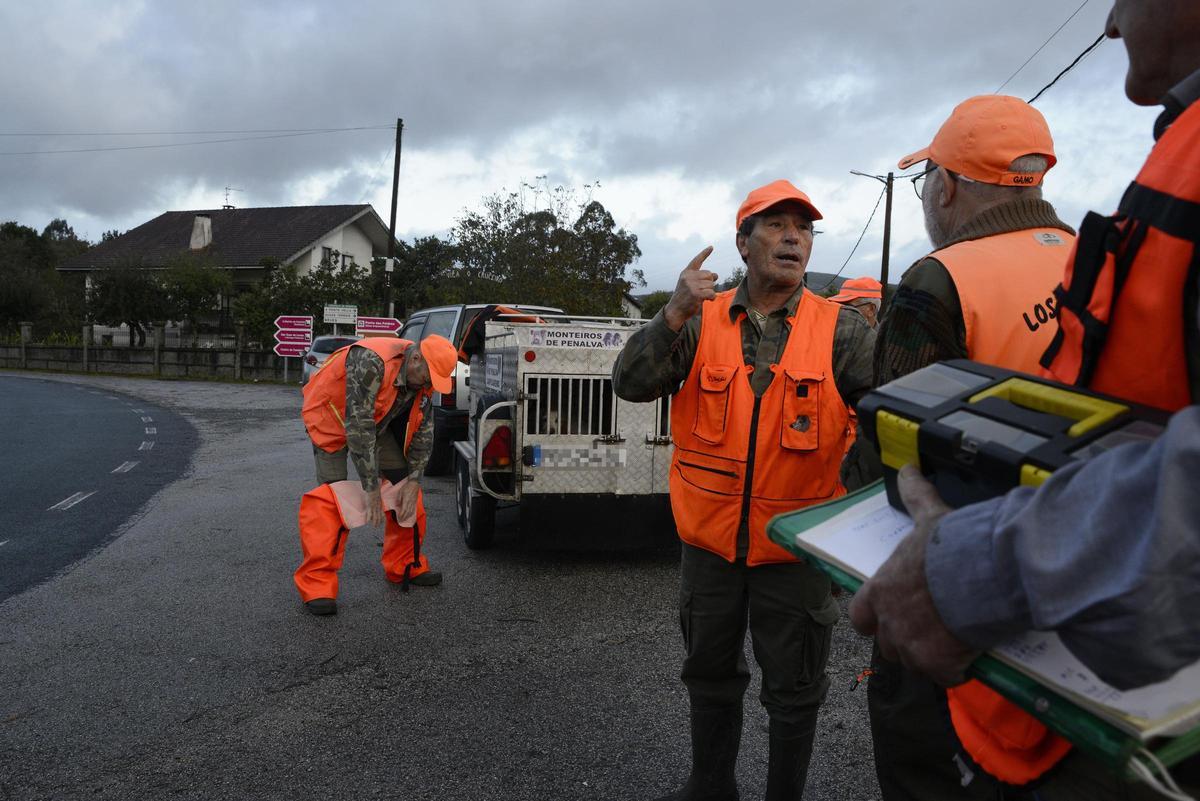 Un grupo de cazadores se prepara para salir
