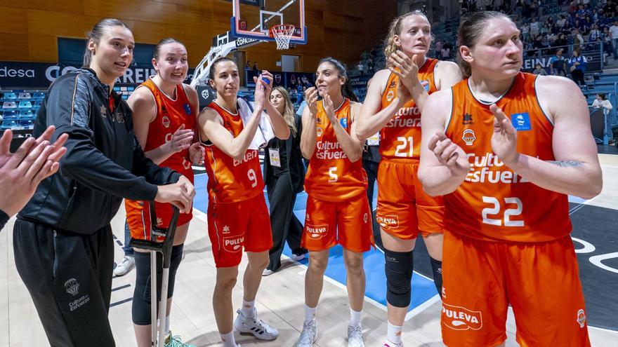 Las jugadoras, incluida 
Raquel Carrera, celebran el 
pase a la final.  feb