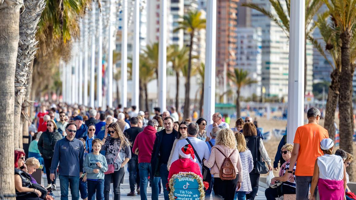 Turistas en el paseo de Levante de Benidorm.