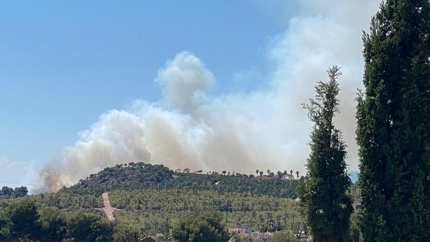 Medio aéreos y terrestres actúan en un incendio a las puertas de la Calderona