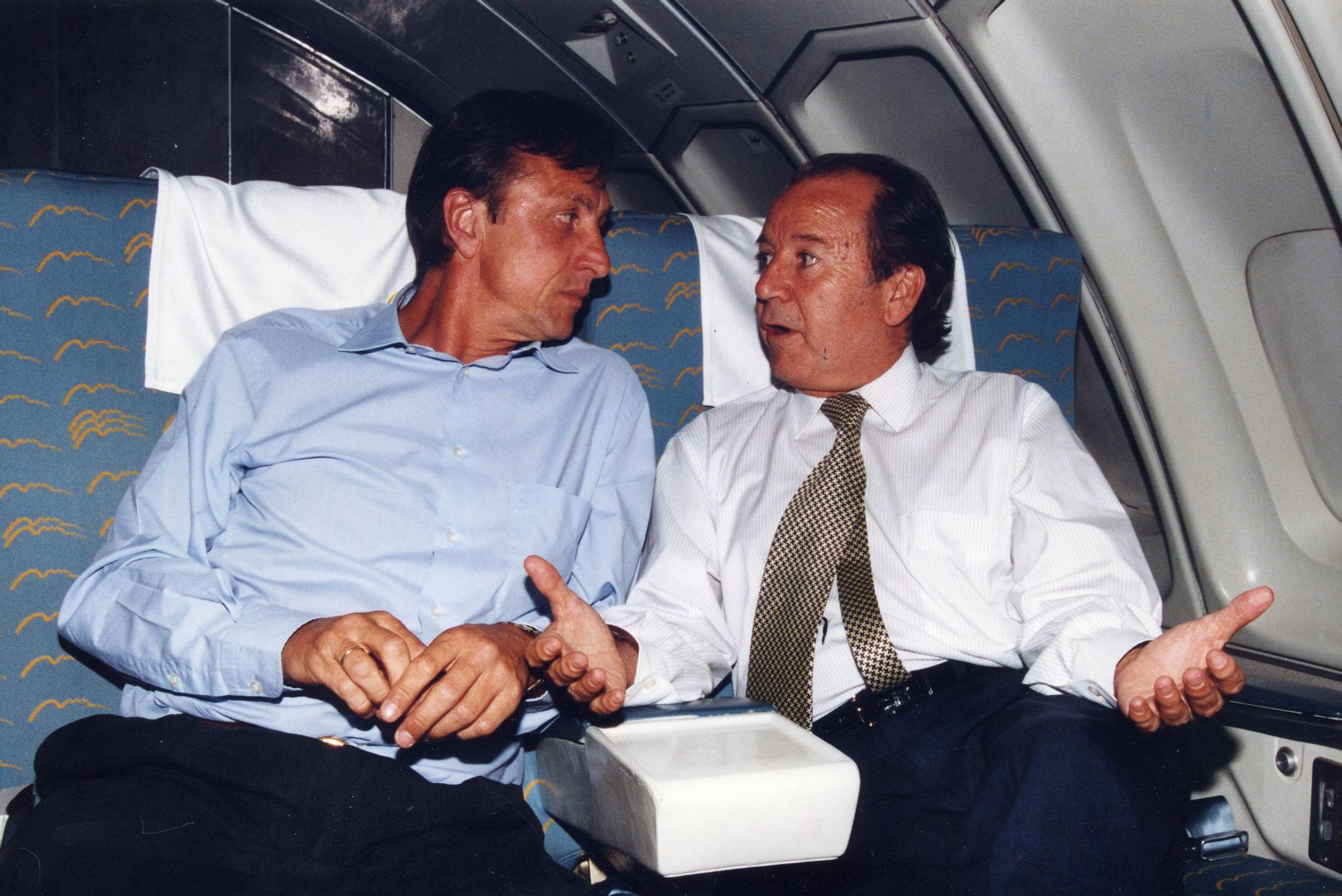 Núñez y Cruyff charlan en un avión.