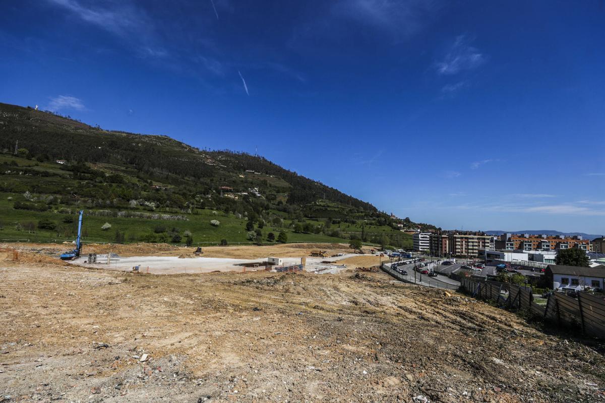 La obra de construcción de la pista de atletismo.
