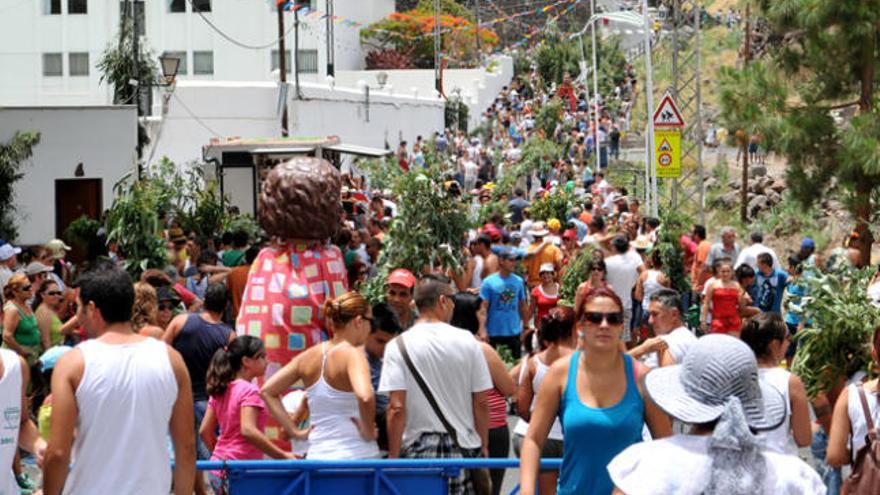 Un momento de la bajada de la rama desde Tamadaba a la plaza de San Pedro del Valle de Agaete. | paco luis mateos