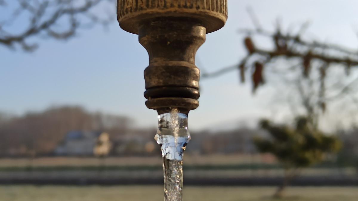 Agua helada por el frío.