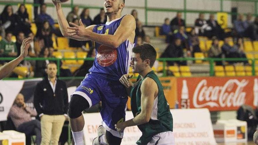 Un lance del partido disputado ayer en el Paco Paz. // Iñaki Osorio