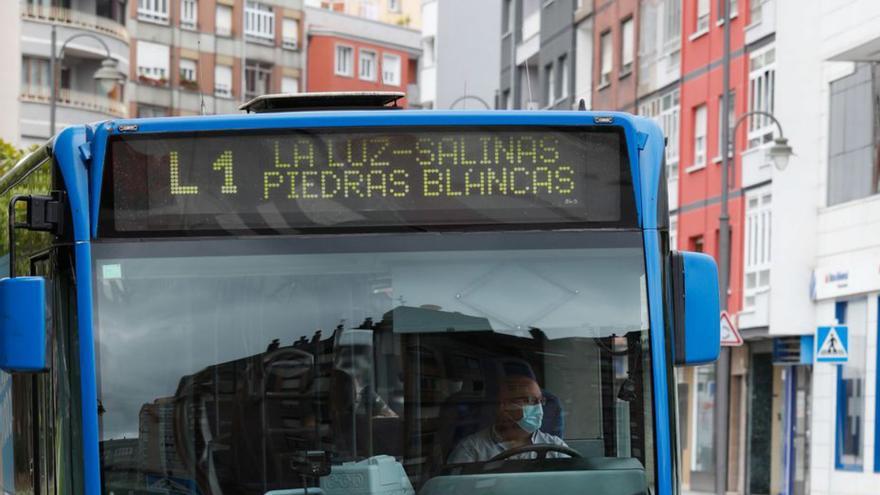 Uno de los autobuses de la línea 1 que comunica Avilés con Castrillón. | M. V.