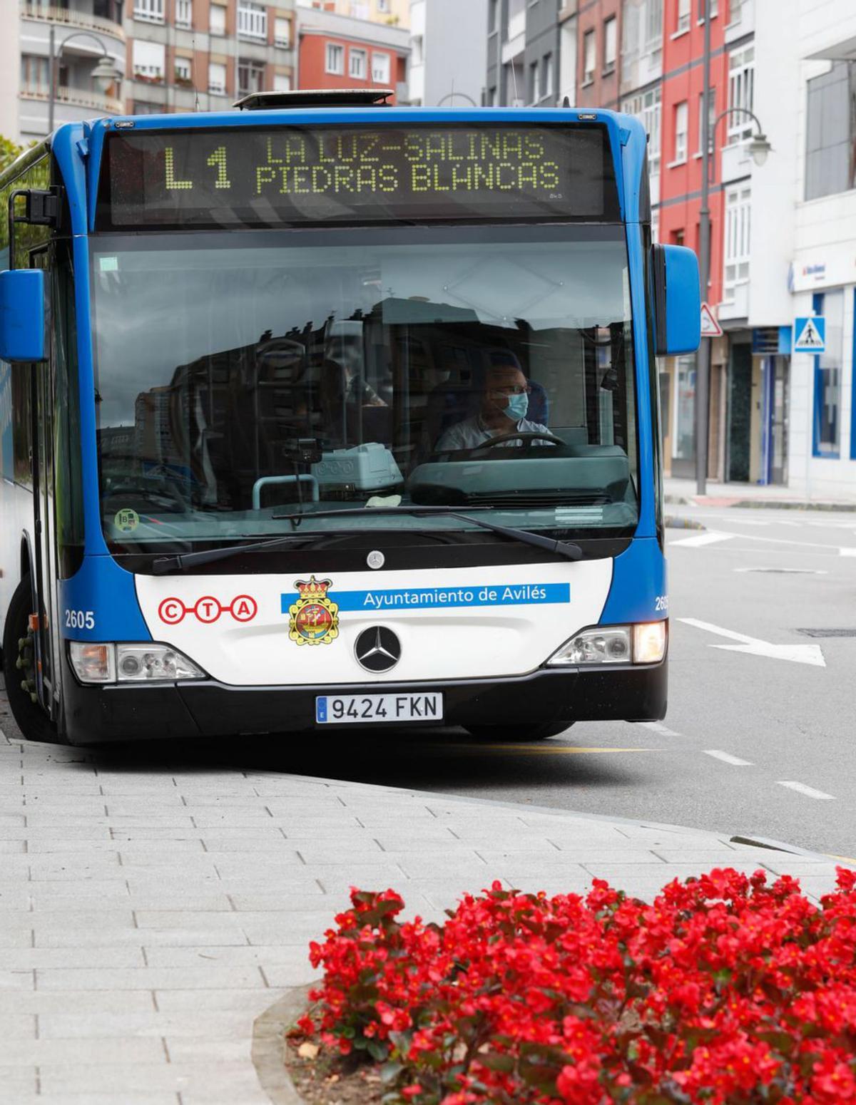 Uno de los autobuses de la línea 1 que comunica Avilés con Castrillón. | M. V.