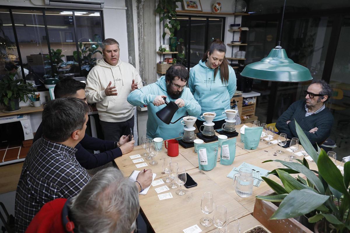 D’esquerra a dreta, Enric Fabra, Dani Pérez i Nabila El Gamouchi, durant la presentació de Mahogany a Girona.