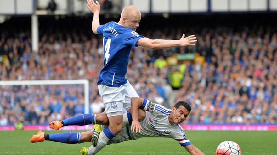 Naismith junto a Pedro en el duelo Everton-Chelsea.