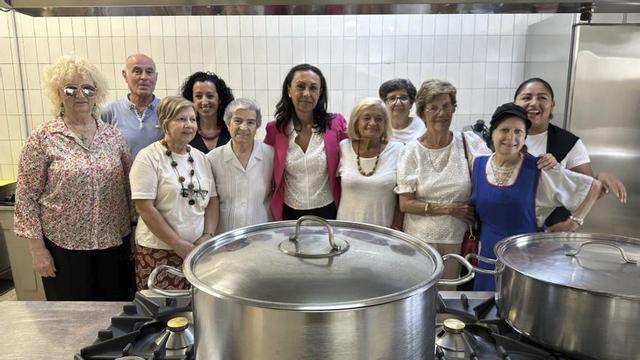La alcaldesa, con las voluntarias del comedor.