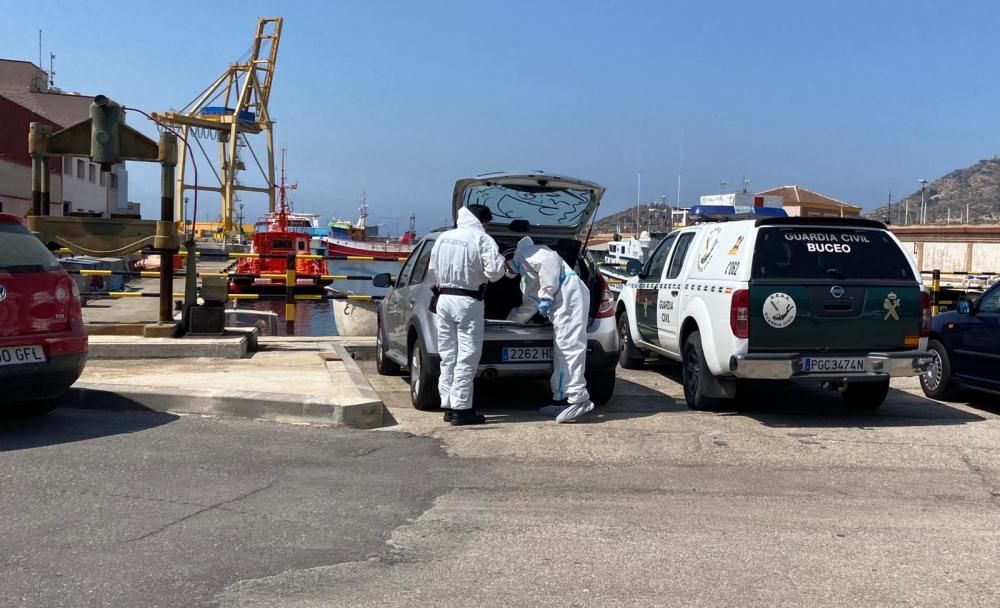 Migrantes y agentes, en el Puerto de Cartagena