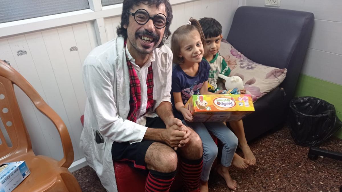 Dani Blanco, con niños en Nablus