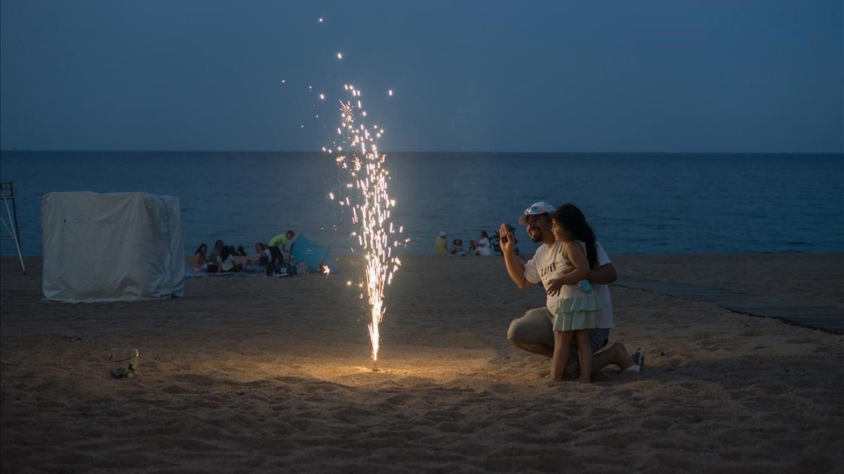 Un padre junto a su hija en Platja d’Aro.