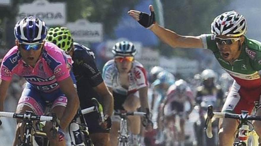 Visconti increpa a Ulissi mientras cruzan la línea de meta en la decimoséptima etapa del Giro de Italia.
