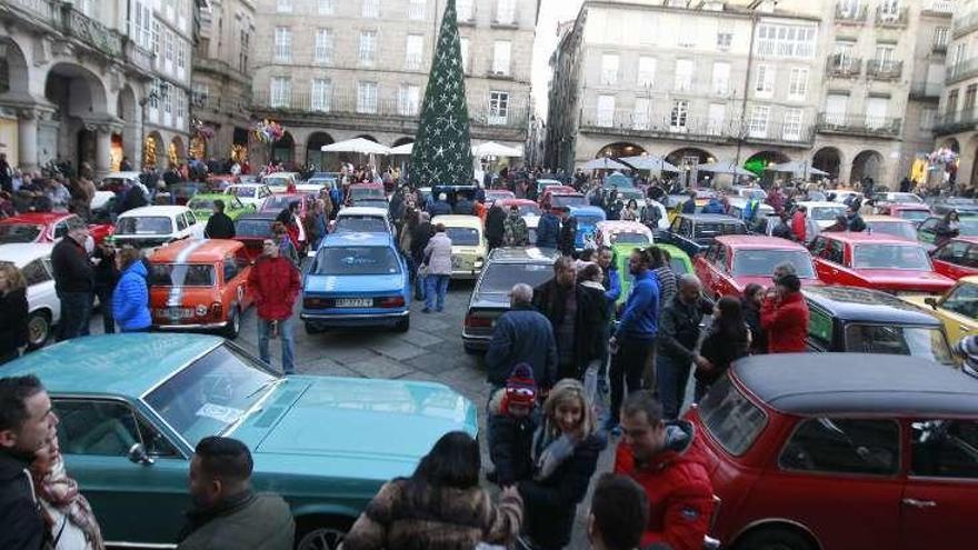 La concentración de coches en la Praza Maior. // Jesús Regal