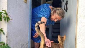 Gabrielle hace 23 años que cuida a los gatos de Cadaqués