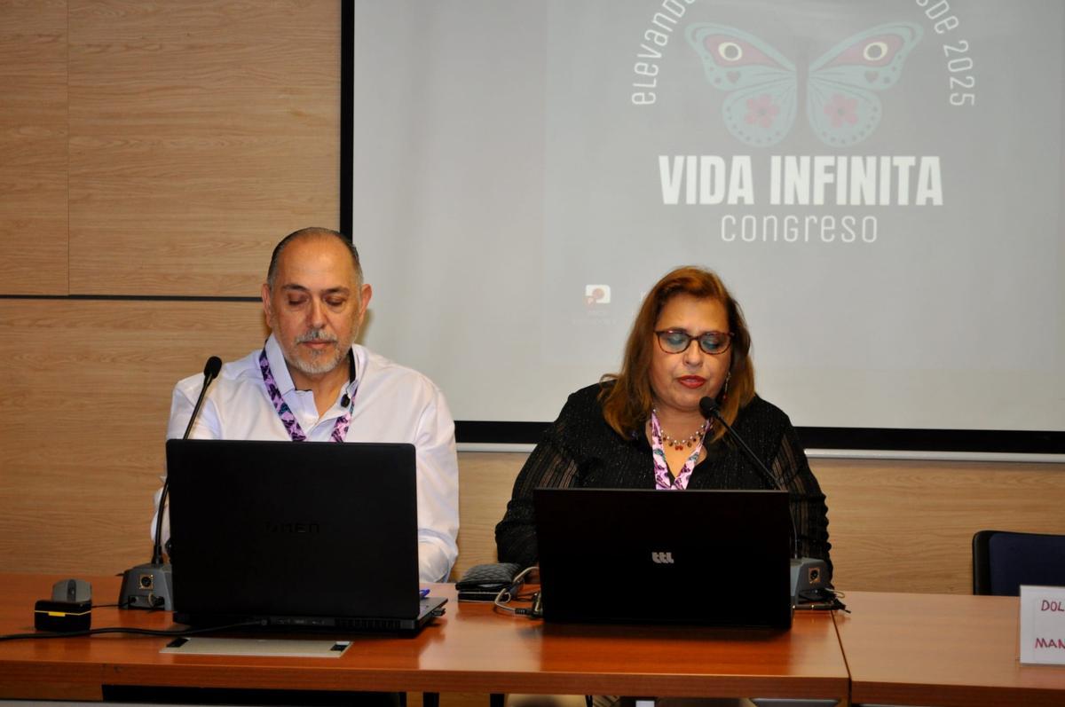 Alain y Marie, de Masaje Edén, durante su ponencia en el congreso allandés.