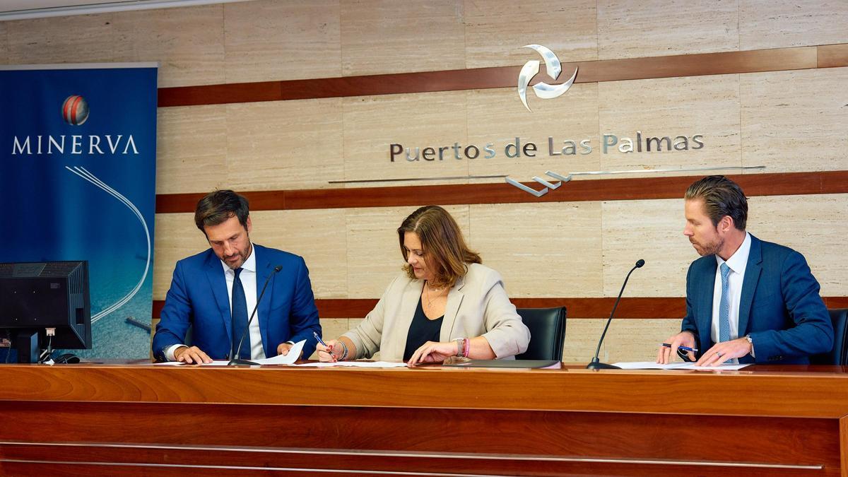 De izquierda a derecha: Pablo Sansó, Beatriz Calzada y Tyler Baron, en la firma del convenio
