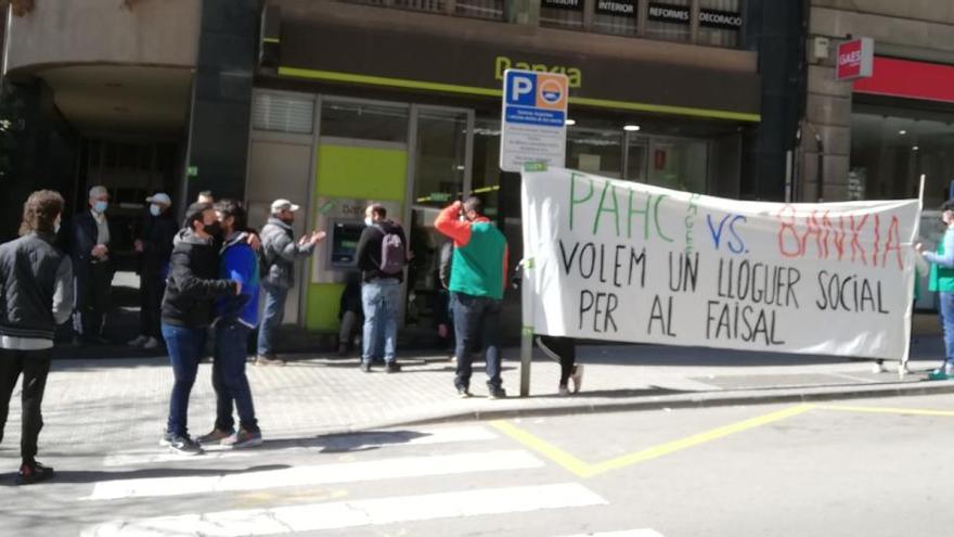 Acció de la PAHC a una oficina de Bankia a Manresa per demanar un lloguer social
