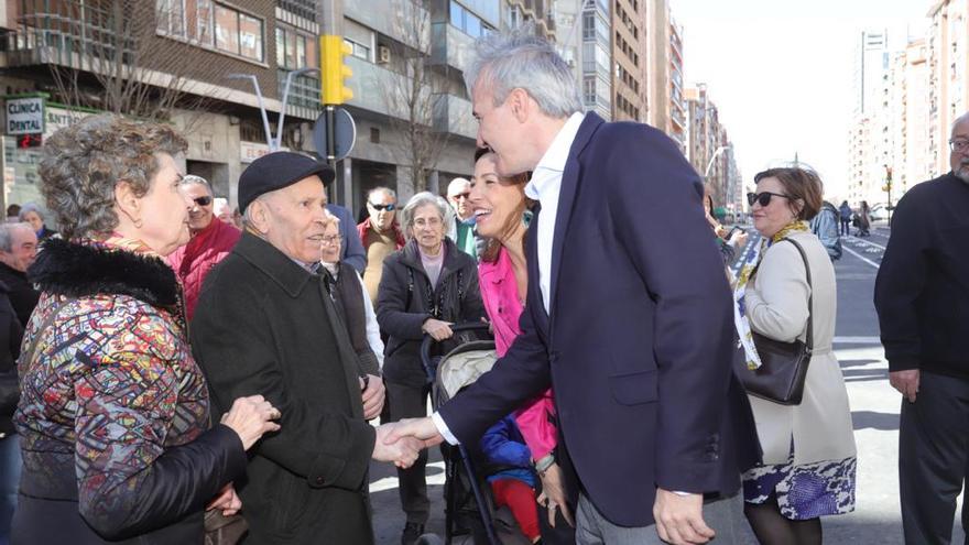 Jorge Azcón saluda a unos vecinos de la zona en la inauguración de la avenida Navarra