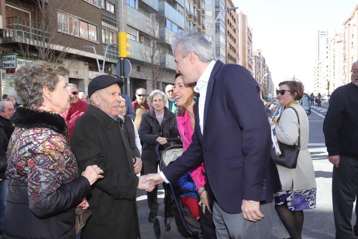 Jorge Azcón saluda a unos vecinos de la zona en la inauguración de la avenida Navarra