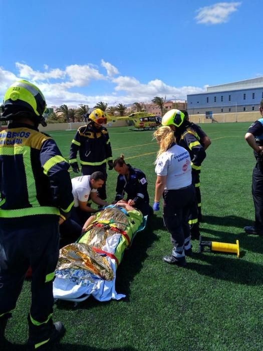 Traslado de un menor lesionado en el muelle de Arinaga