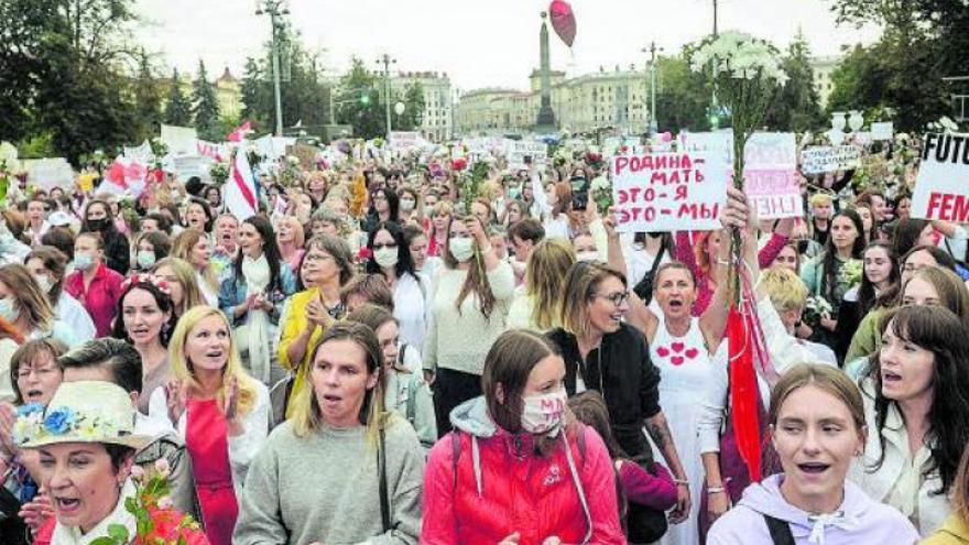 Las mujeres lideran la revuelta contra Lukashenko en Bielorrusia