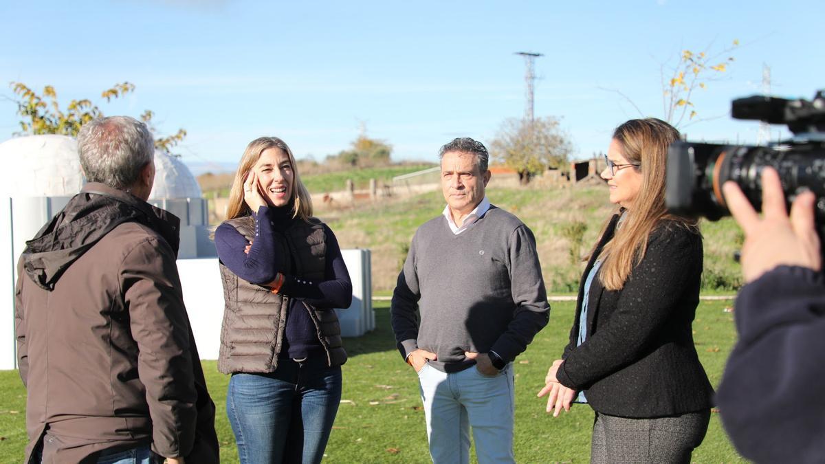 La secretaria general de Ciudadanos, Mariana Boadella, y el candidato por la provincia de Cáceres, Miguel Ángel Julián, durante su comparecencia en defensa de la continuidad de la central de Almaraz.