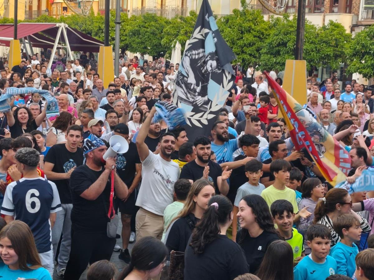 La Plaza Nueva, abarrotada de lucentinistas en la celebración del ascenso del Ciudad de Lucena.