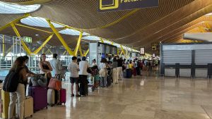 Aena recupera algunos de sus sistemas, pero se opera con más lentitud en los aeropuertos