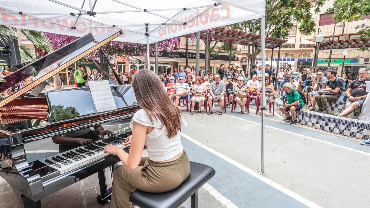 Jóvenes aficionados a la música dedicaron a los eldenses unas horas de música en vivo.