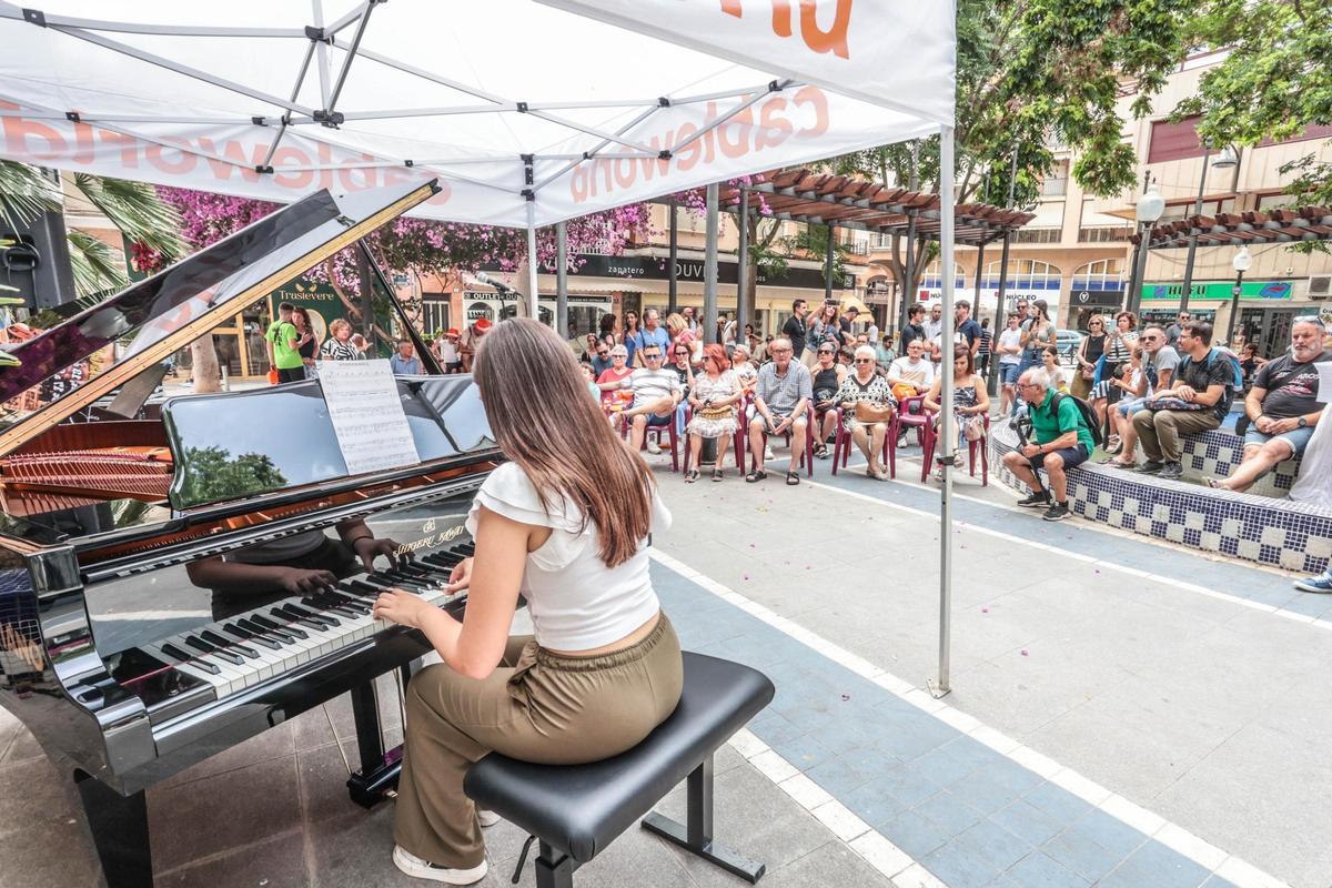 Jóvenes aficionados a la música dedicaron a los eldenses unas horas de música en vivo
