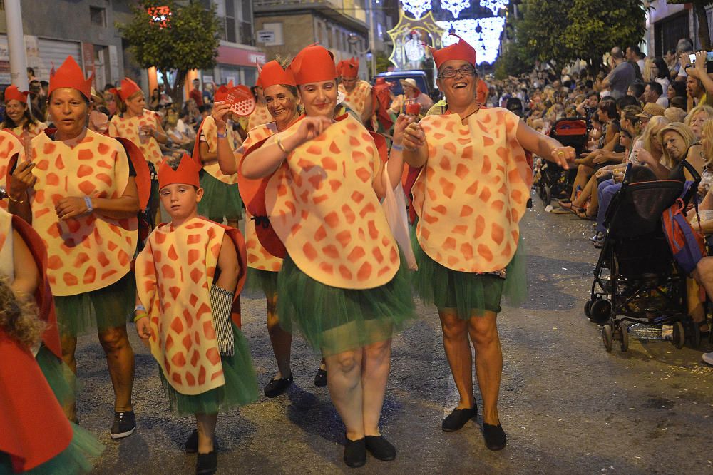 El popular desfile de la Gran Charanga en Elche reúne a más de 4.500 participantes