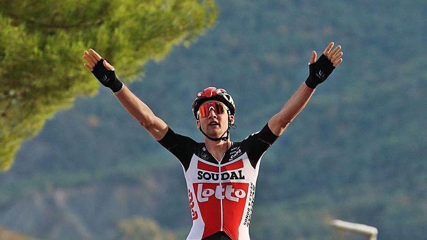 Tim Wellens celebra el triunfo a su llegada a la meta.