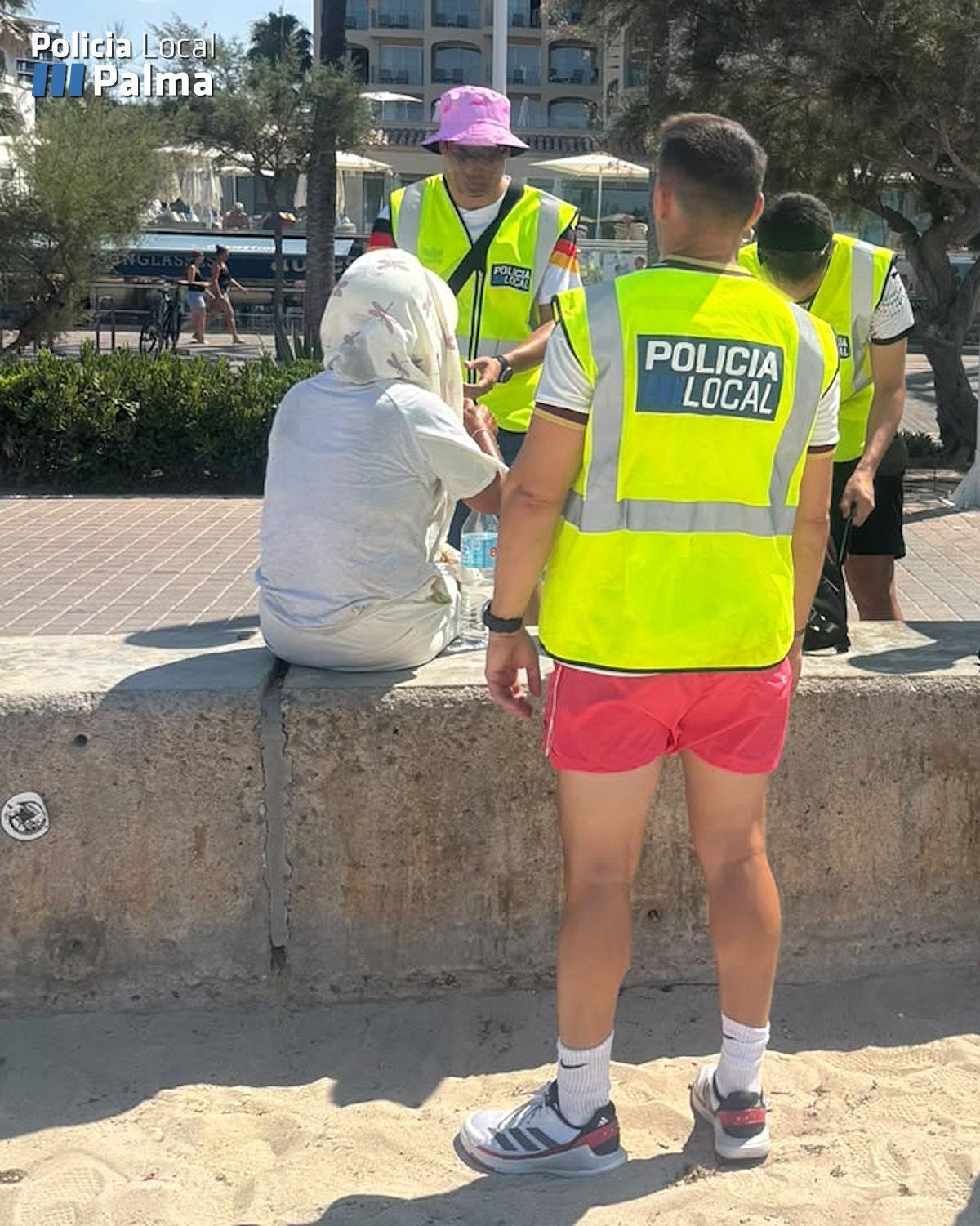 Agentes de la Policía Local de Palma, con una masajista china clandestina.