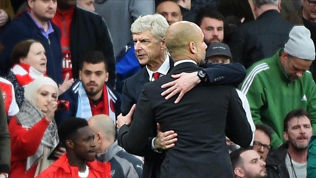 Wenger abraza efusivamente a Guardiola antes del inicio del Arsenal-City