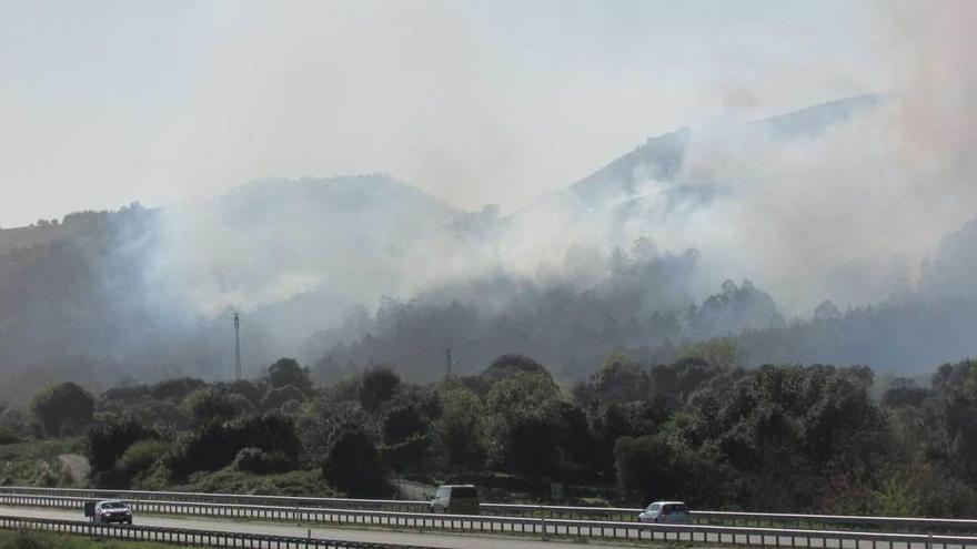 El incendio de San Roque del Acebal, en Llanes, visto desde la carretera.