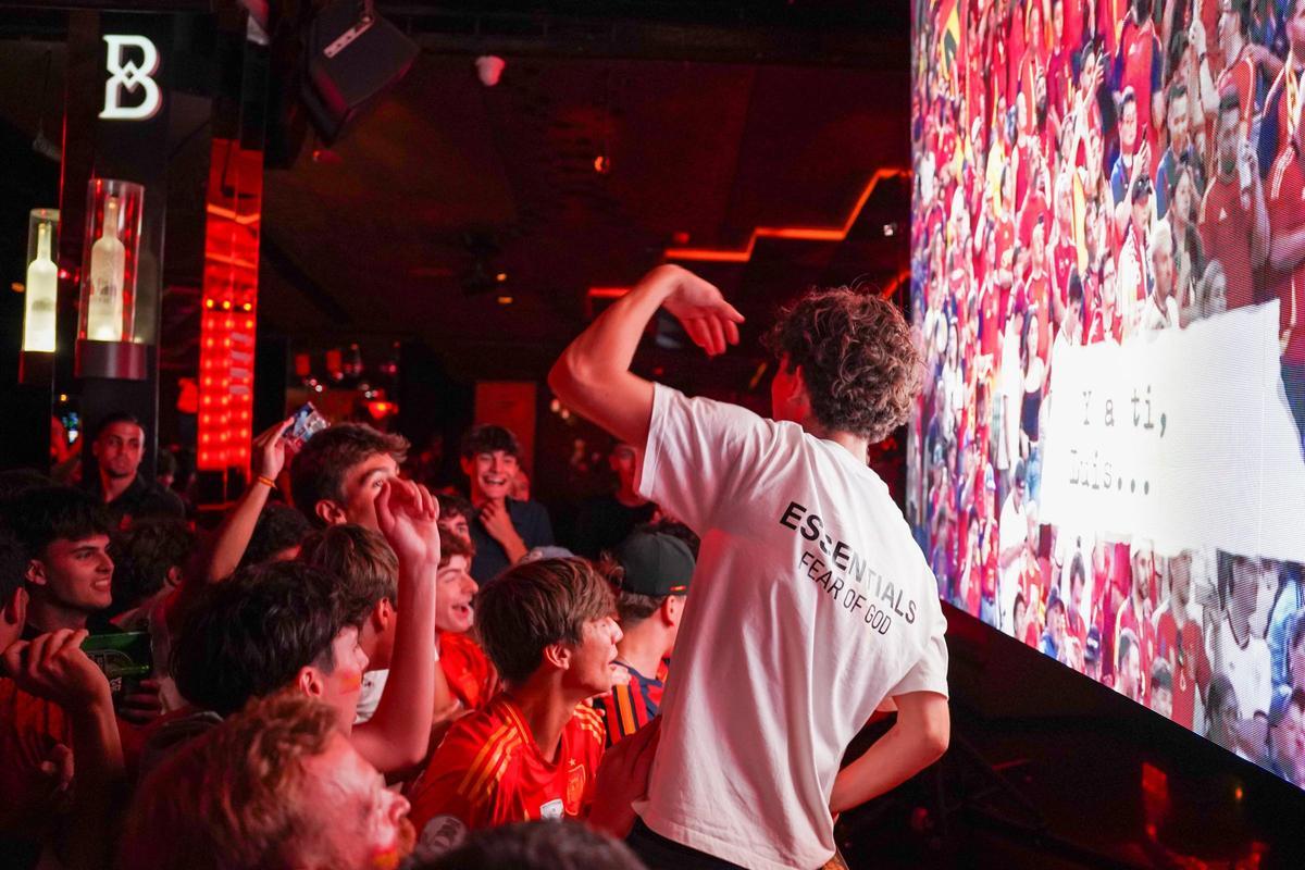 Así se vive el Mundial 2026, partido España contra Francia en la discoteca Bling Bling.