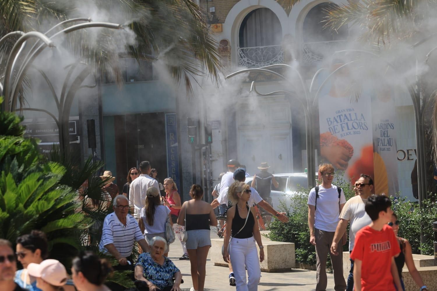 Jornada de intenso calor en València: así se afronta en las calles del centro