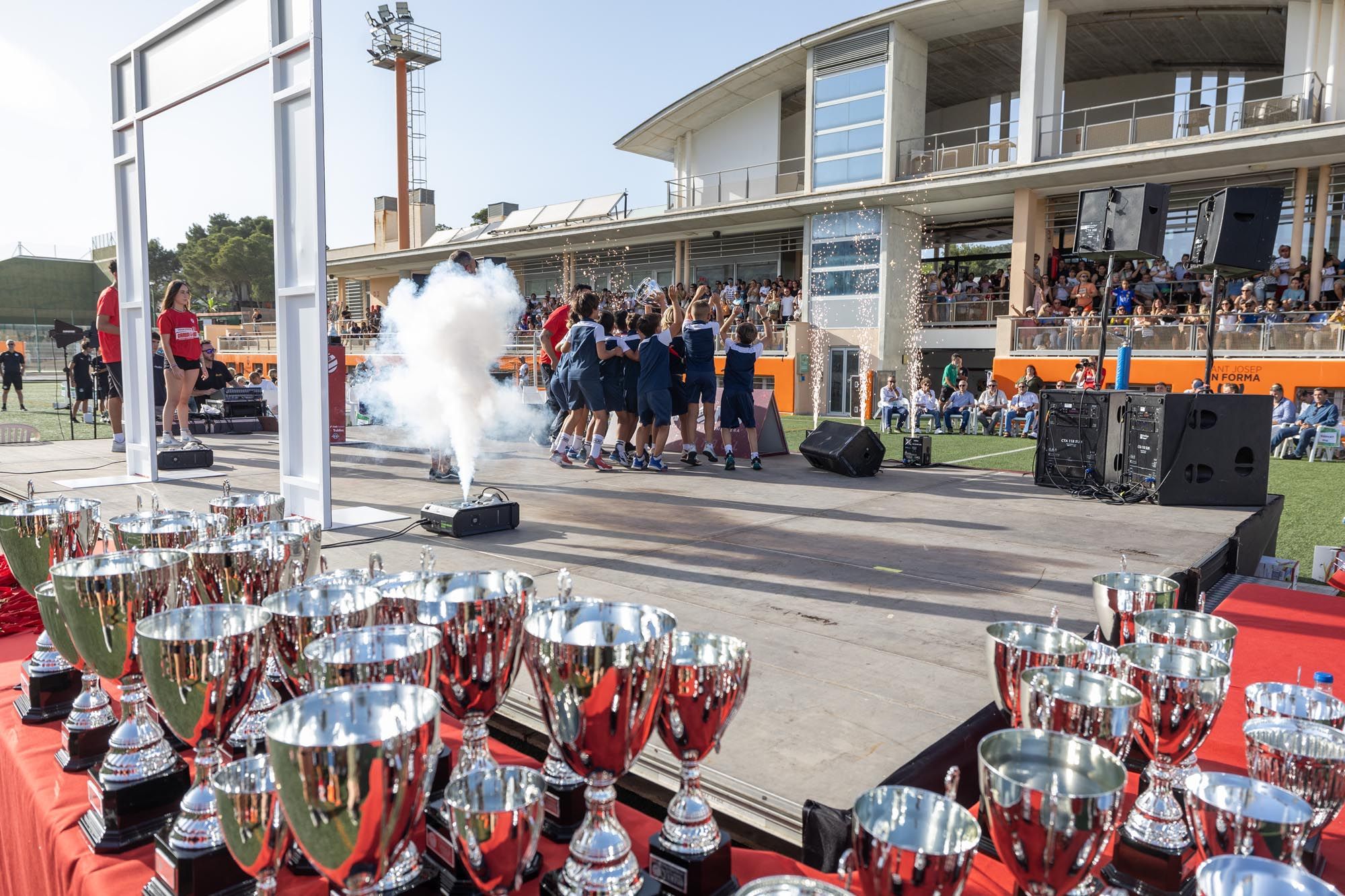 Los más pequeños del fútbol de Ibiza y Formentera levantan sus trofeos de campeones