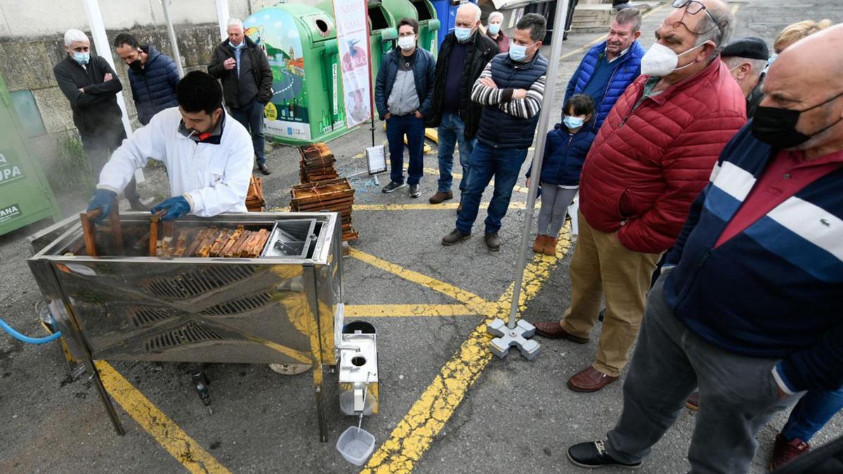 Una demostración de fundición de cera.   | BERNABÉ /Javier Lalín