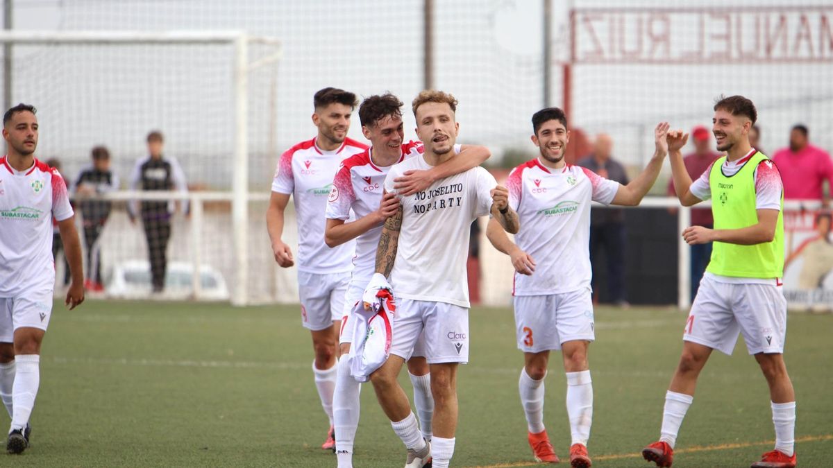 Josito celebra un tanto junto a sus compañeros durante su etapa en el Castuera.